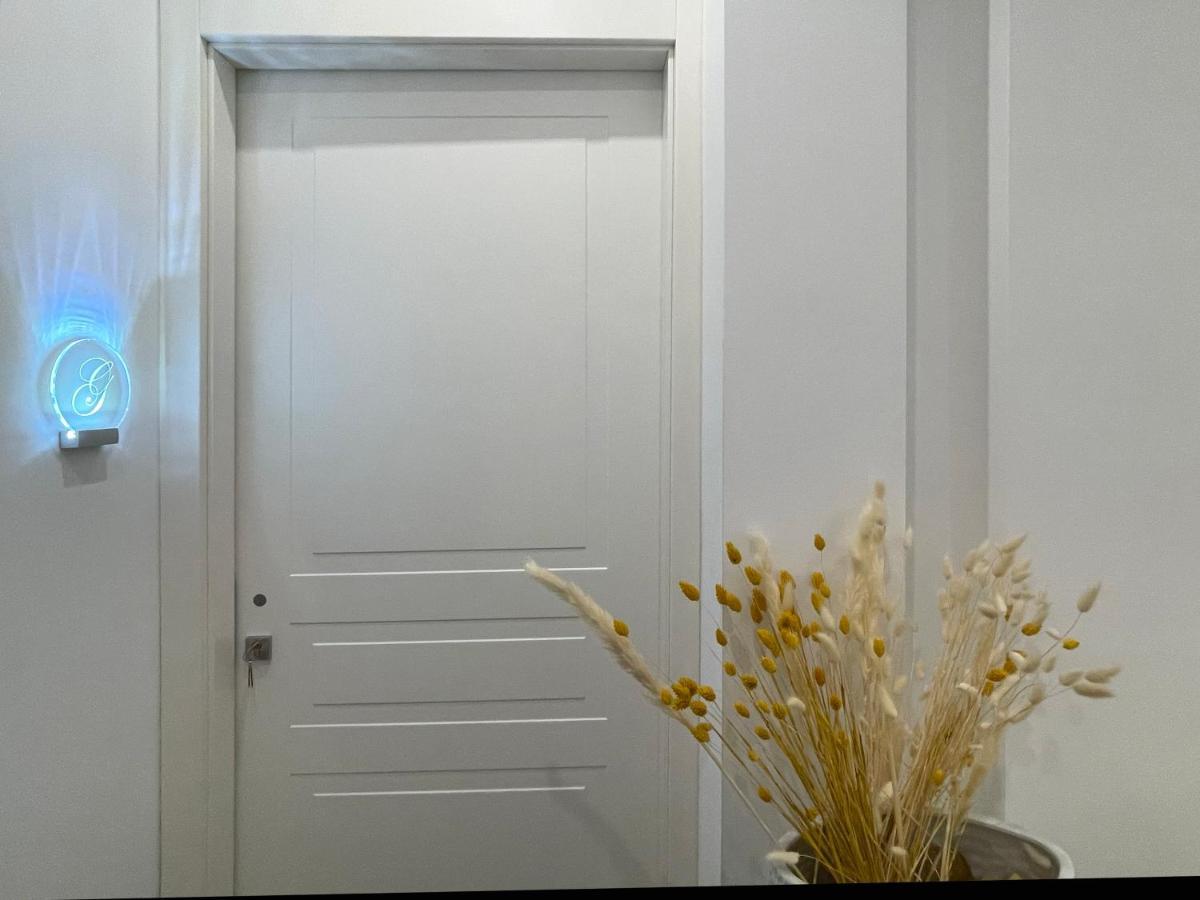 B And G San Babila- Luxury In The Heart Of Milano - Design District Hotel Bagian luar foto