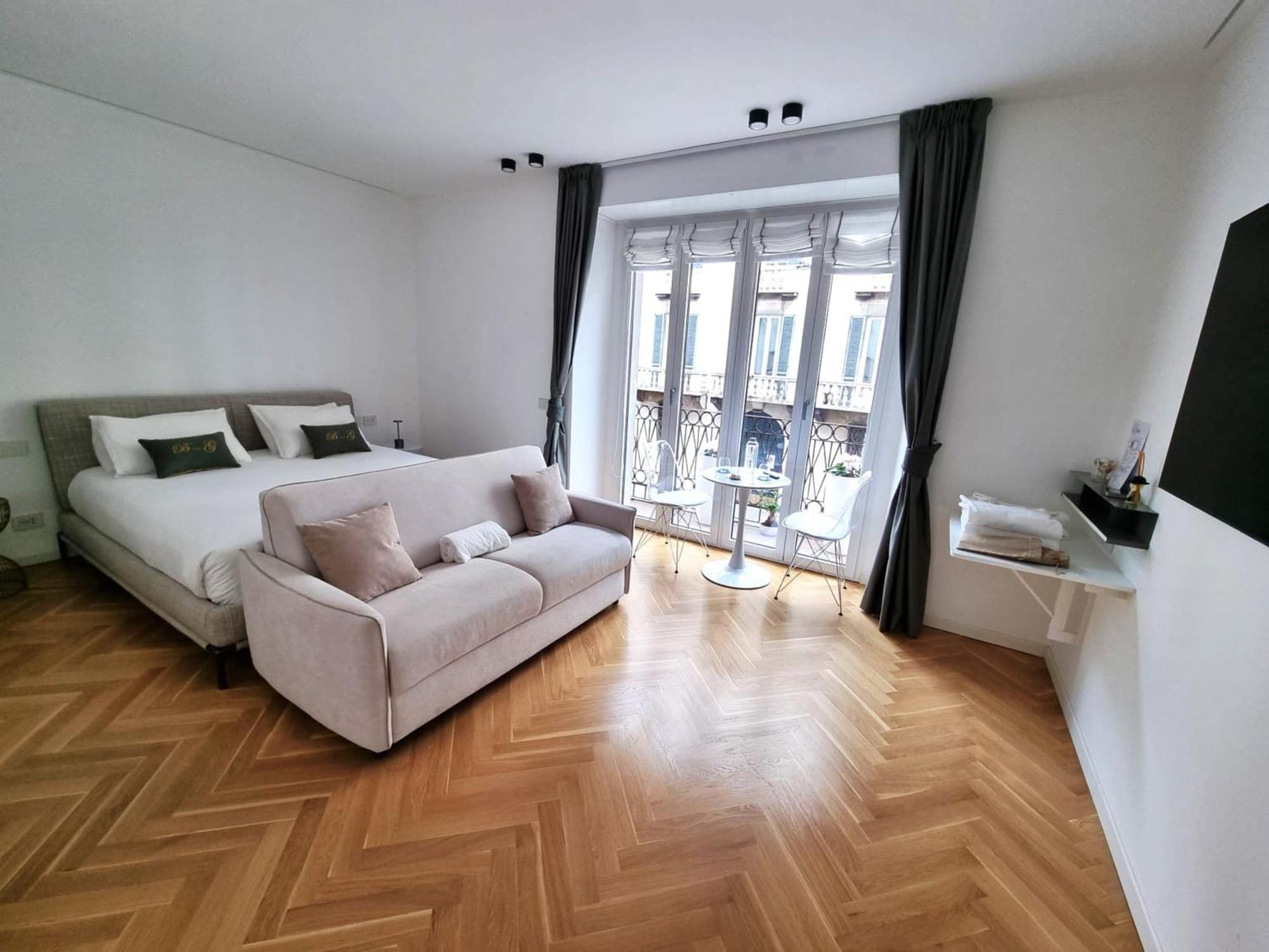 B And G San Babila- Luxury In The Heart Of Milano - Design District Hotel Bagian luar foto
