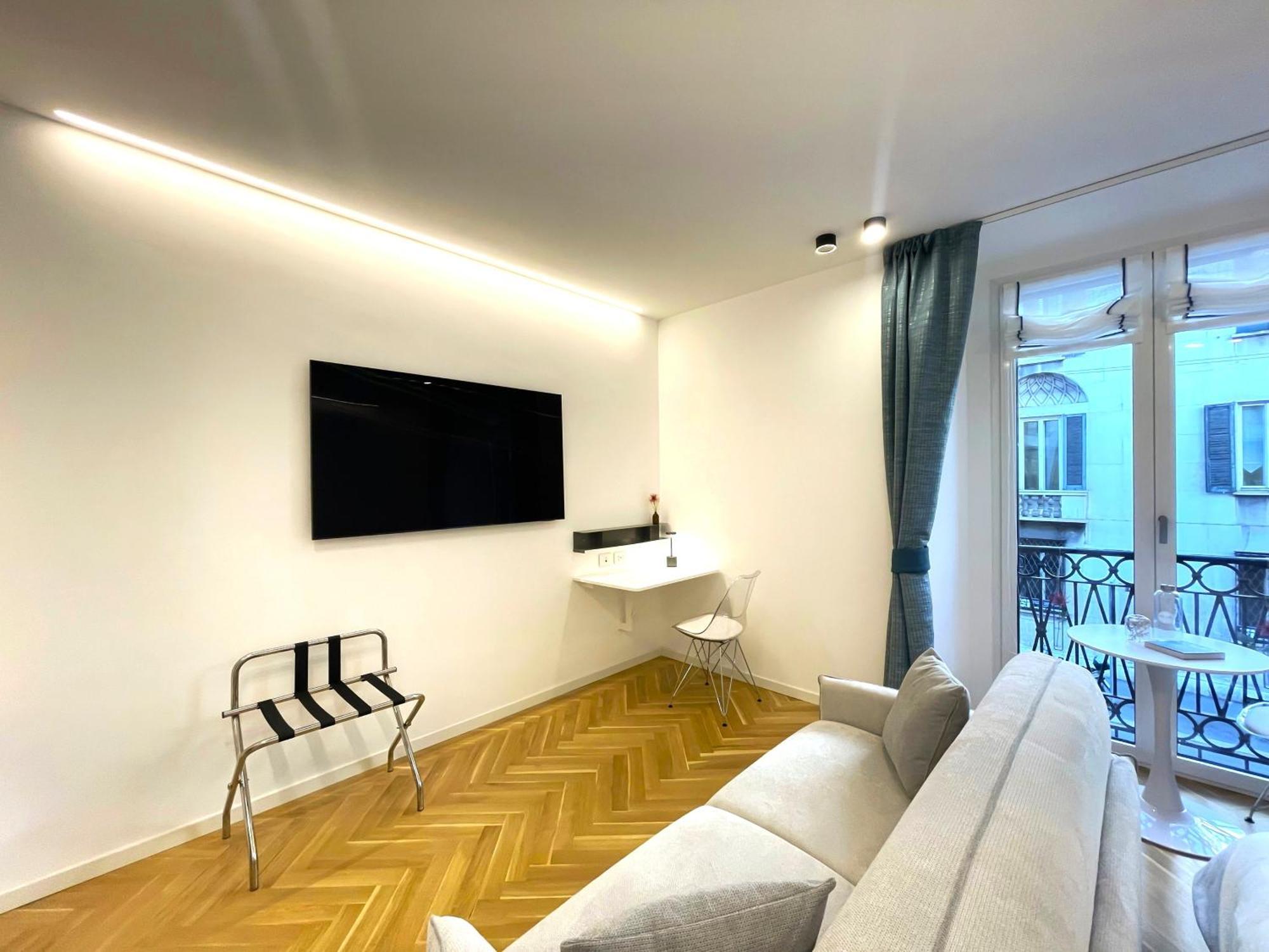B And G San Babila- Luxury In The Heart Of Milano - Design District Hotel Bagian luar foto