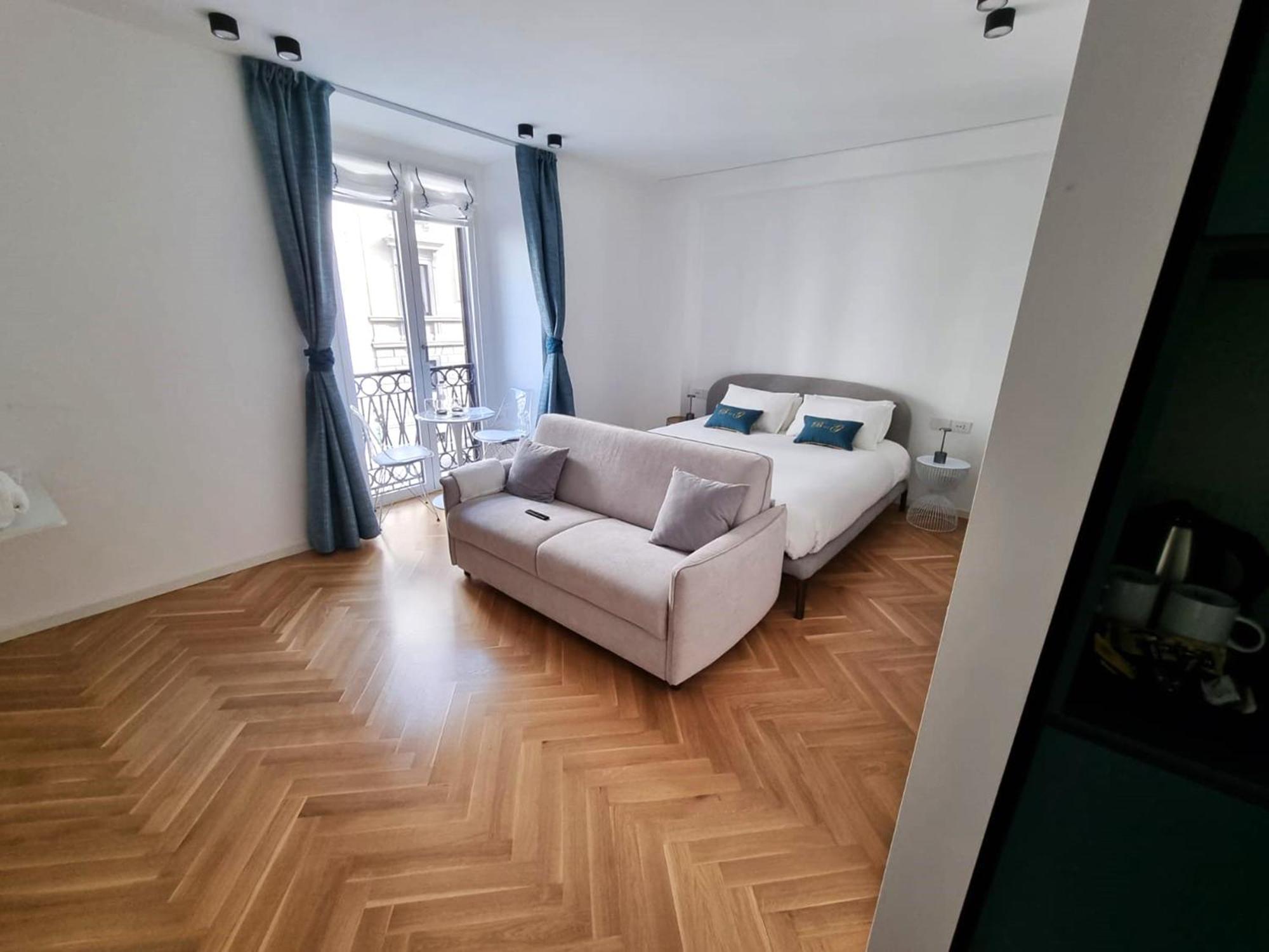 B And G San Babila- Luxury In The Heart Of Milano - Design District Hotel Bagian luar foto