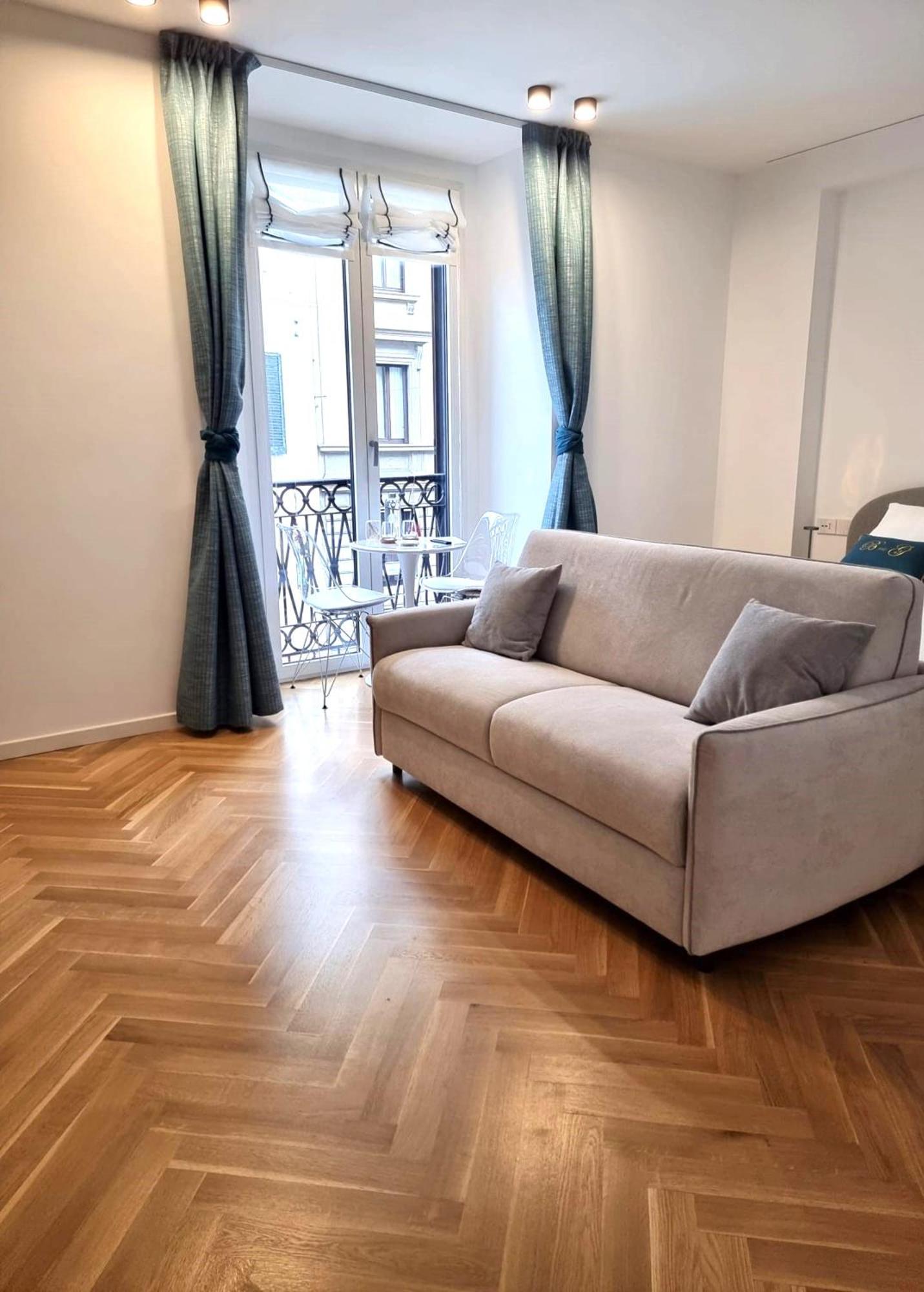 B And G San Babila- Luxury In The Heart Of Milano - Design District Hotel Bagian luar foto