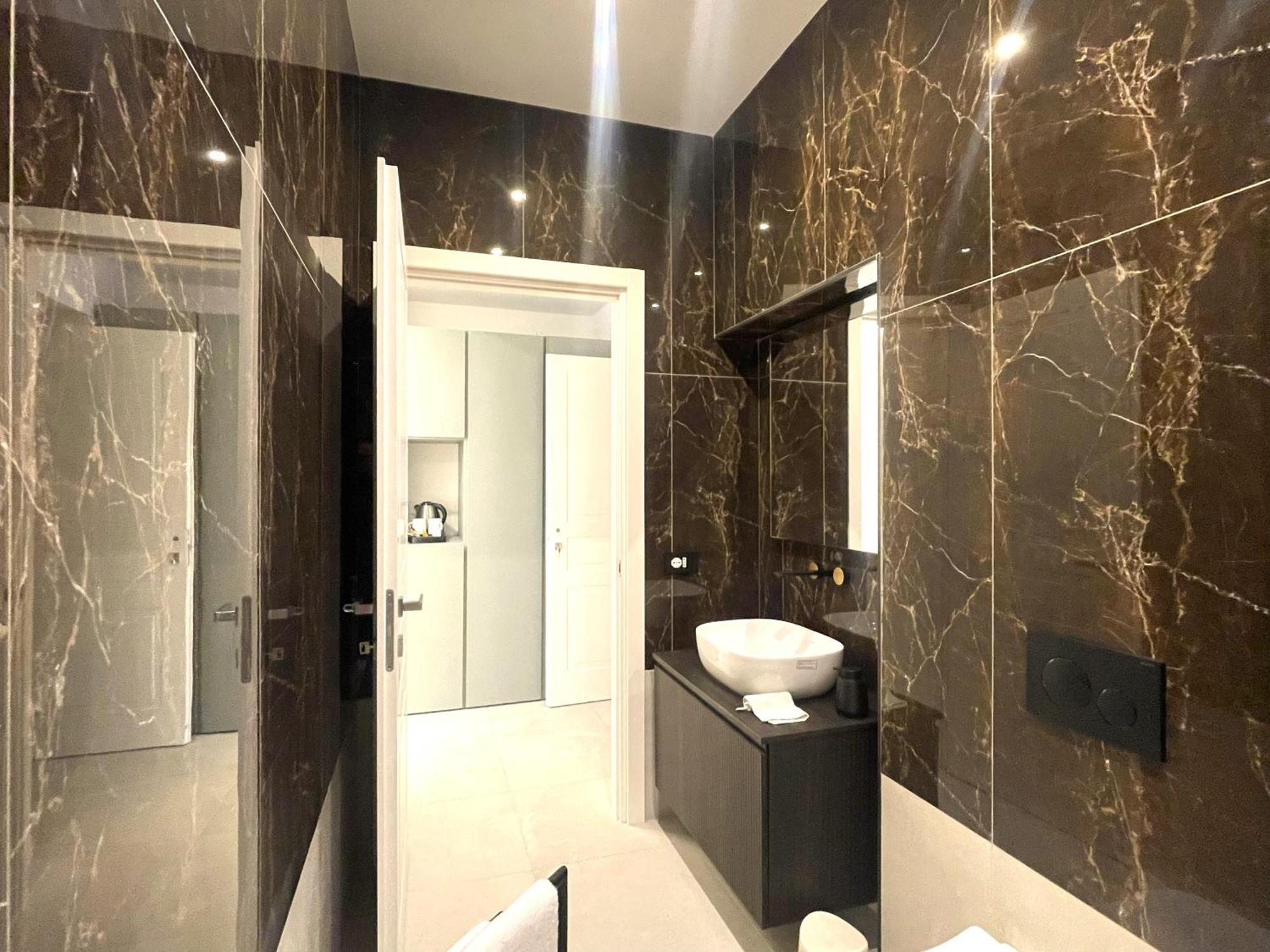 B And G San Babila- Luxury In The Heart Of Milano - Design District Hotel Bagian luar foto