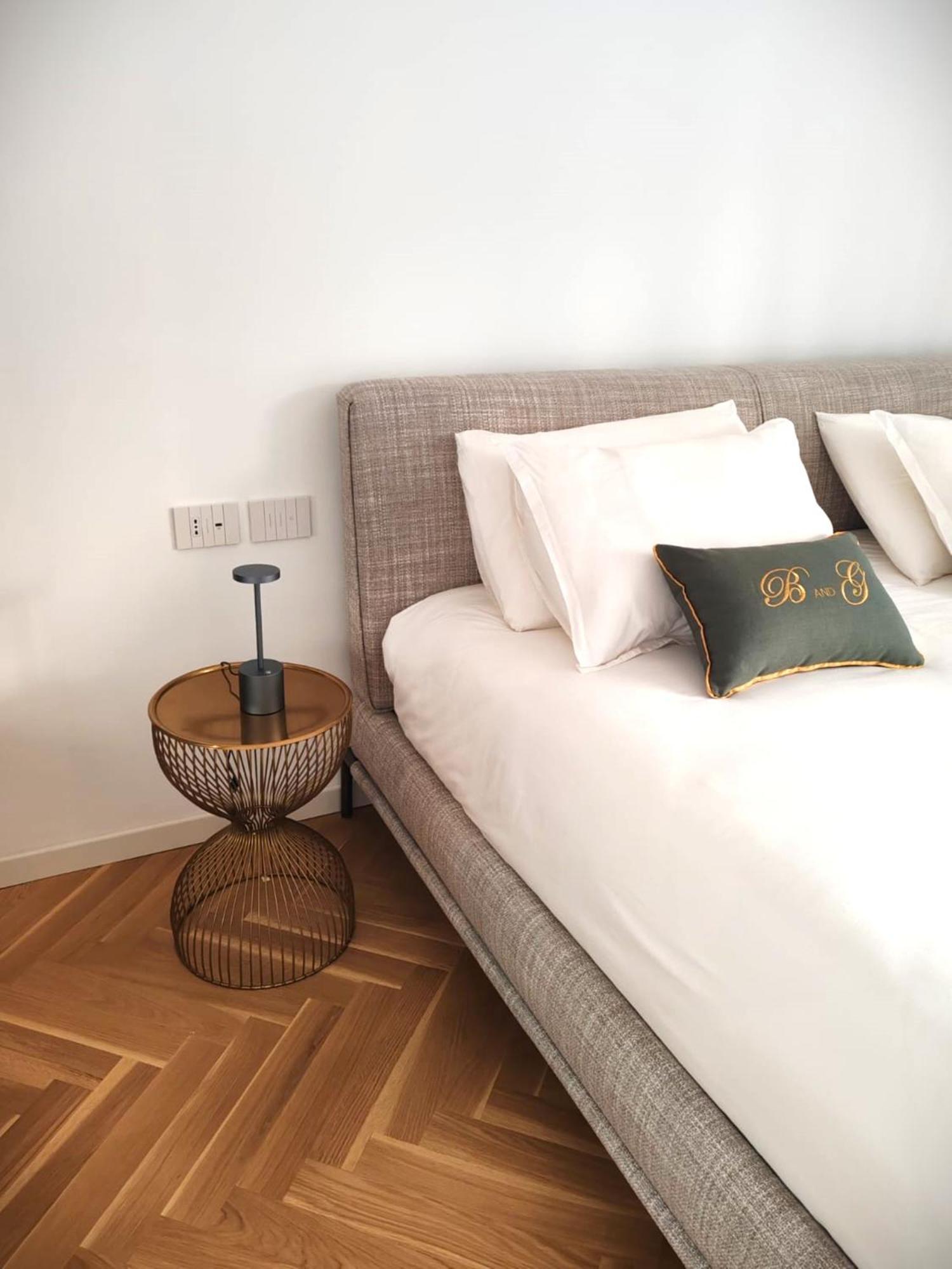 B And G San Babila- Luxury In The Heart Of Milano - Design District Hotel Bagian luar foto