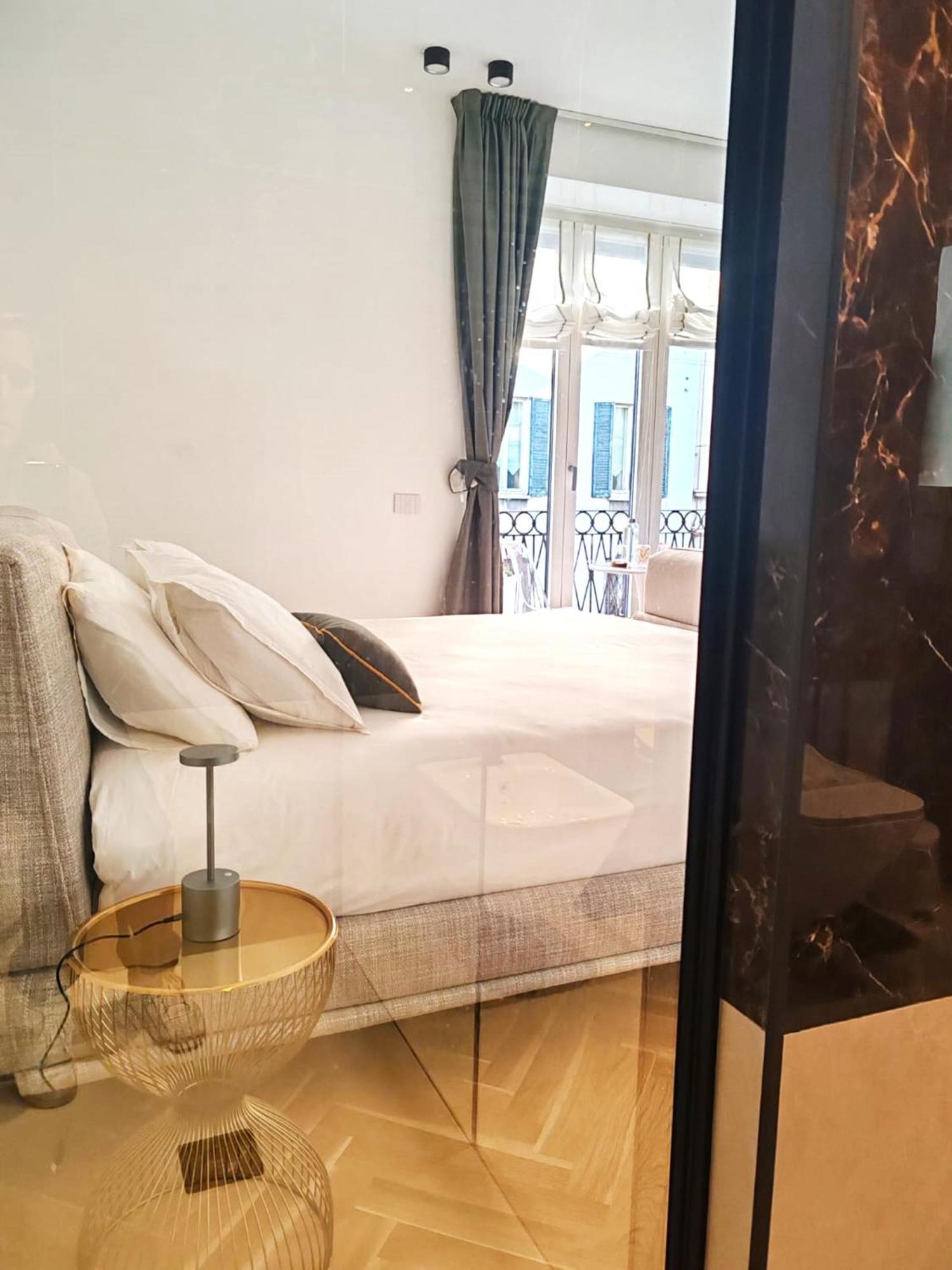 B And G San Babila- Luxury In The Heart Of Milano - Design District Hotel Bagian luar foto