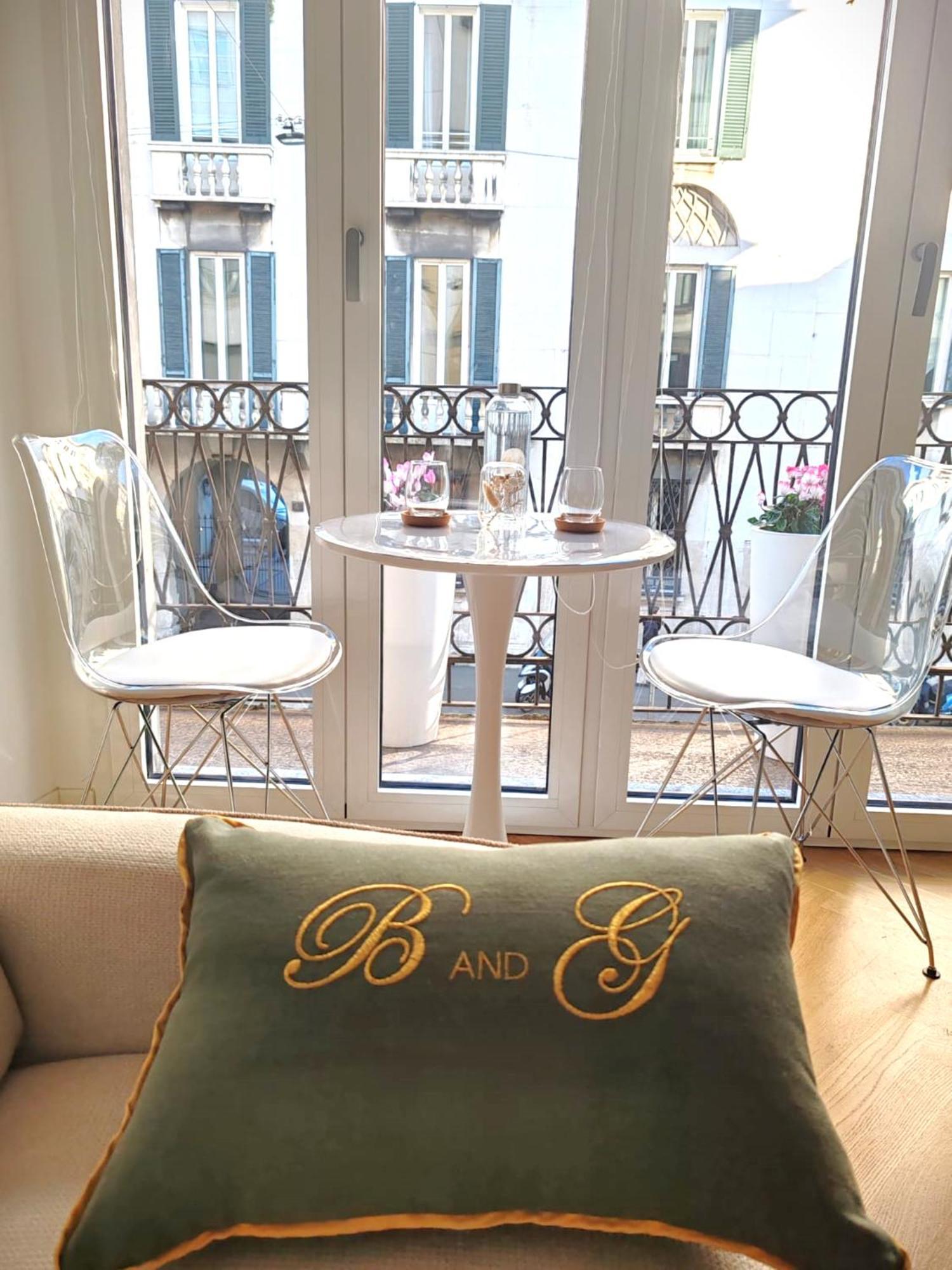 B And G San Babila- Luxury In The Heart Of Milano - Design District Hotel Bagian luar foto