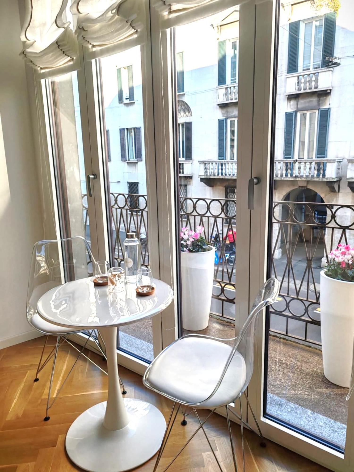 B And G San Babila- Luxury In The Heart Of Milano - Design District Hotel Bagian luar foto
