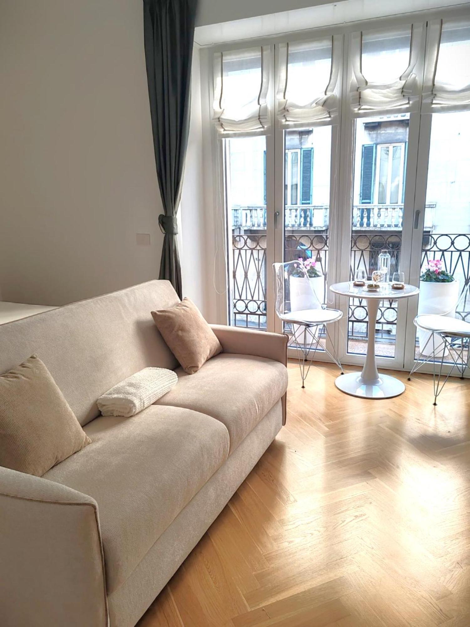 B And G San Babila- Luxury In The Heart Of Milano - Design District Hotel Bagian luar foto