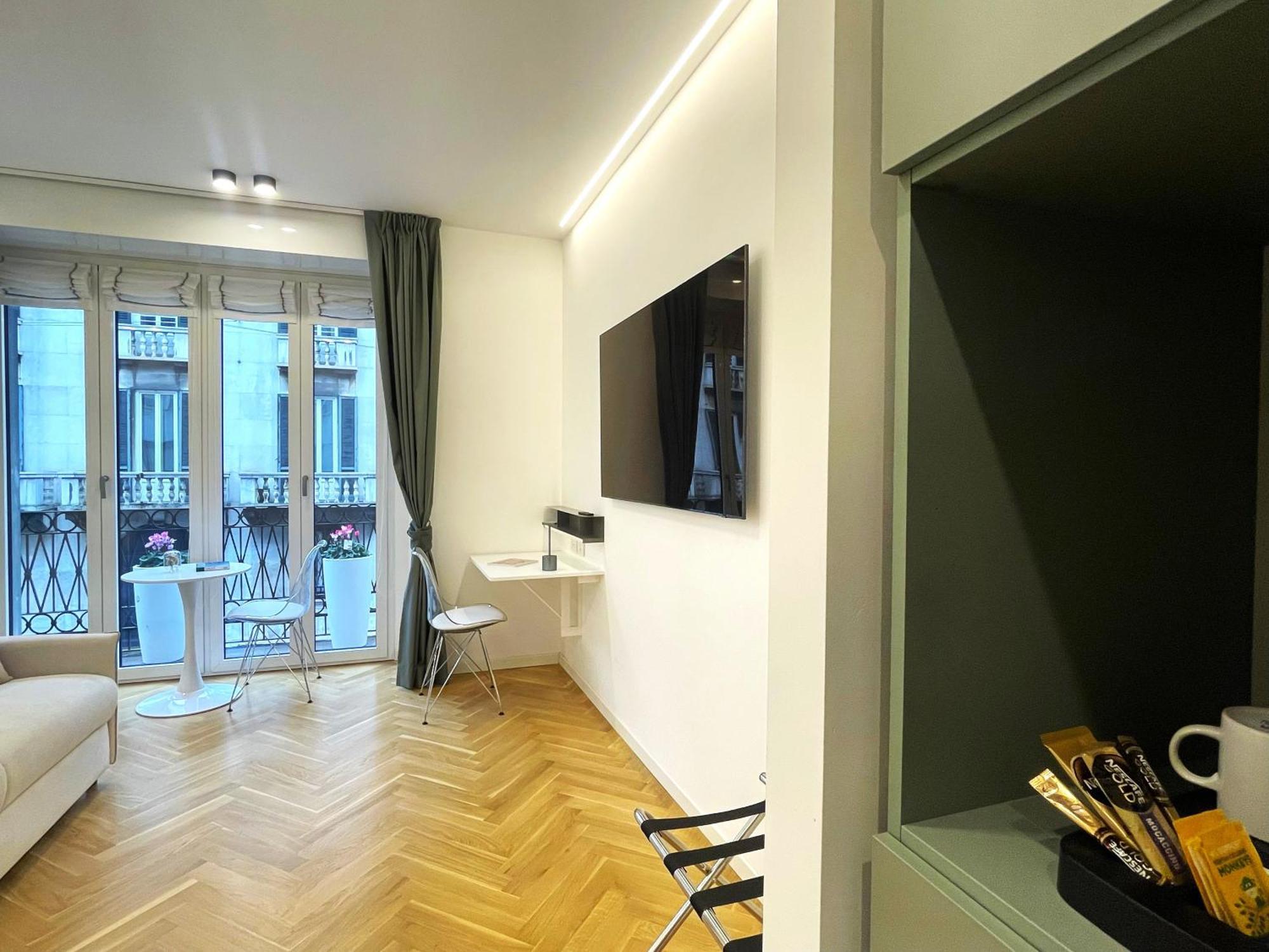 B And G San Babila- Luxury In The Heart Of Milano - Design District Hotel Bagian luar foto