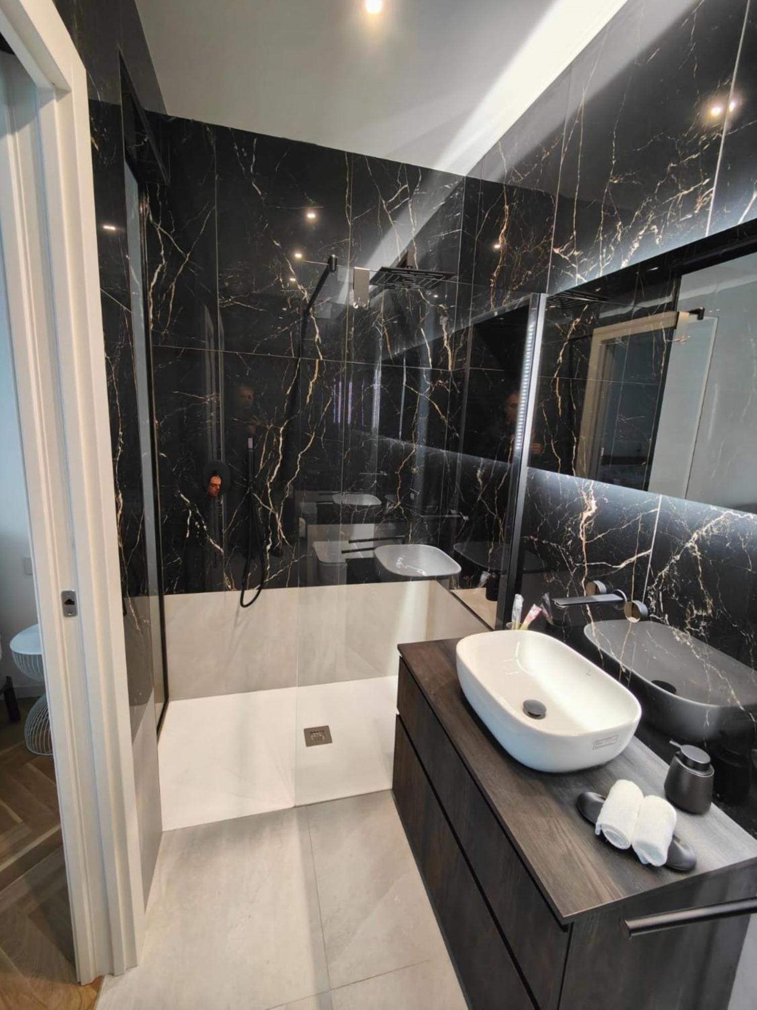 B And G San Babila- Luxury In The Heart Of Milano - Design District Hotel Bagian luar foto