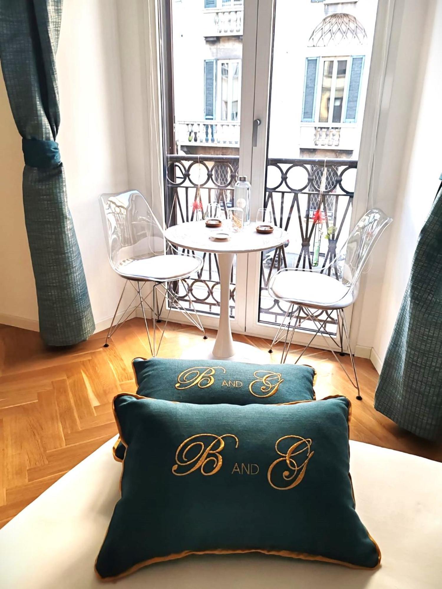 B And G San Babila- Luxury In The Heart Of Milano - Design District Hotel Bagian luar foto