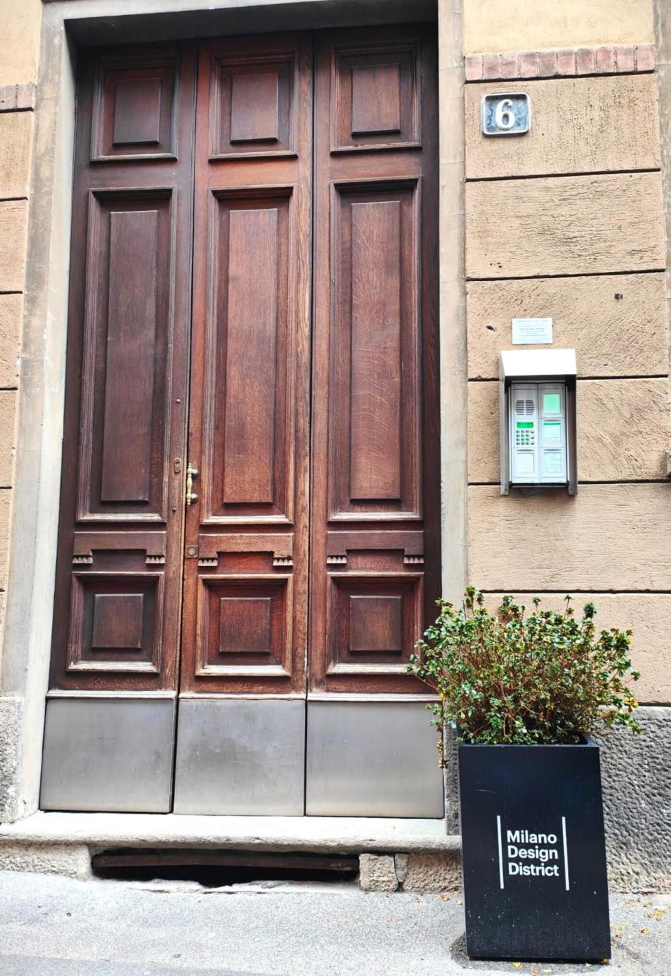 B And G San Babila- Luxury In The Heart Of Milano - Design District Hotel Bagian luar foto